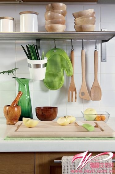 Stylish wooden kitchen utensils become an effective tool for active kitchen space