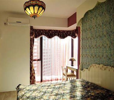 The choice of a well-lit room can make you feel the warmth of the sun. The floral fabric decorates the entire bedroom, which is very suitable for your motherâ€™s preferences.