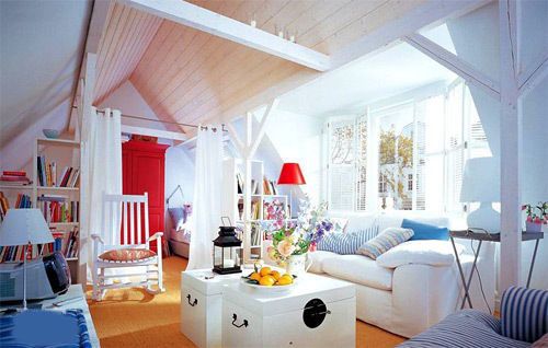 Simple wooden strip structure, old-fashioned wooden box, and of course the indispensable blue and white striped cushion. People who like the ocean will like this space, in it, like a coconut wind