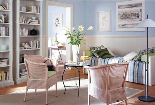 This is a very neutral living room. The light-colored rattan seats and the round wrought iron are the protagonists. The white soft sofas on the side also have a good embellishment.