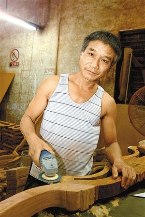 Gao Yuande has been working in Shenzhen for 16 years. He and his workers have not realized that they have become a part of the traditional furniture culture.
