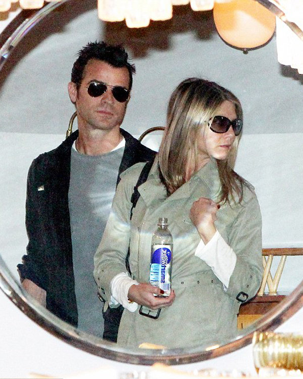 Aniston and his fiancÃ© build a love nest. Two people buy furniture together (HD picture)