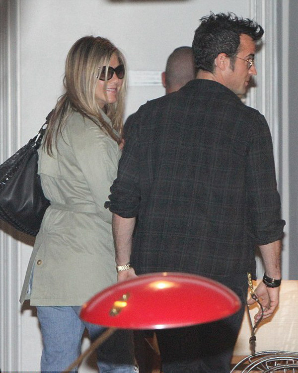 Aniston and his fiancÃ© build a love nest. Two people buy furniture together (HD picture)