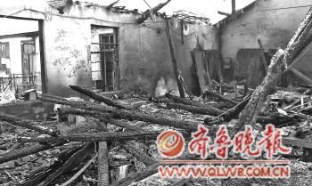 The wood in the house was burnt to coke. Our reporter Yuan Feifei photo