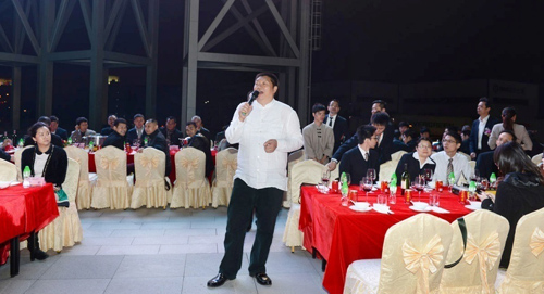 (The chairman of Zuo Qiangqiang speaks at the dinner of thousands of people at the scene)