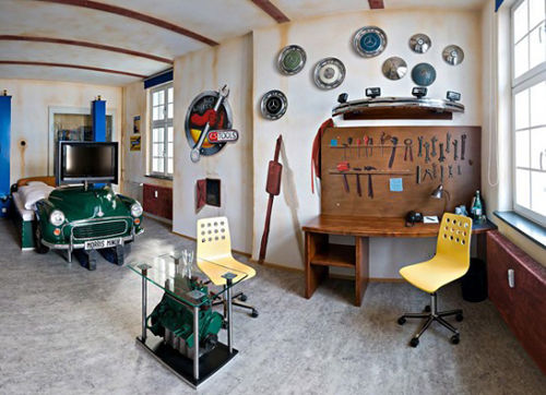 Enjoy the thrill of the car. The creative room transformed from the car (Figure)