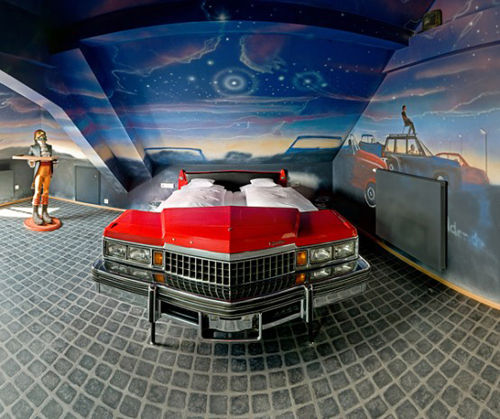 Enjoy the thrill of the car. The creative room transformed from the car (Figure)