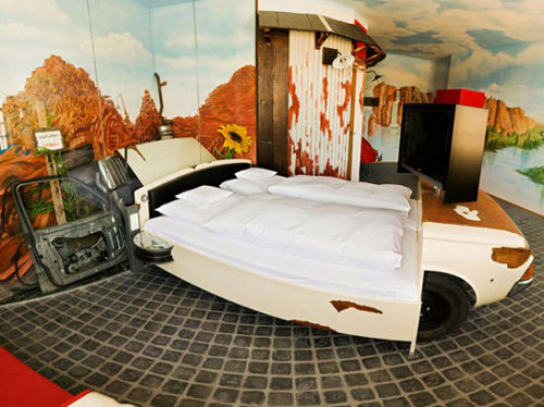 Enjoy the thrill of the car. The creative room transformed from the car (Figure)