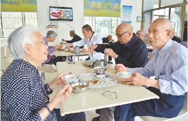 The old people are eating at the home care service center of Shangmingtang Village in Jindong District. Correspondent Shao Qindan