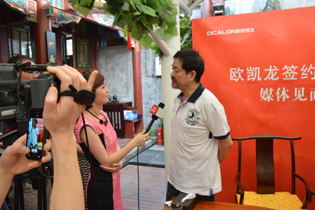 çŽ°åœºåª’ä½“å¯¹æ¿®å­˜æ˜•å…ˆç”Ÿè¿›è¡Œé‡‡è®¿