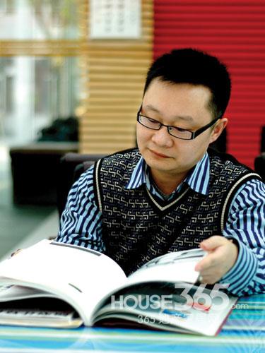 Tang Jie loves reading in life