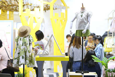 Rotten children's clothing: miniature ecology