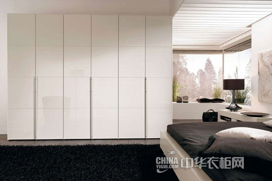 Analyze the advantages and disadvantages of custom wardrobes and on-site wardrobes