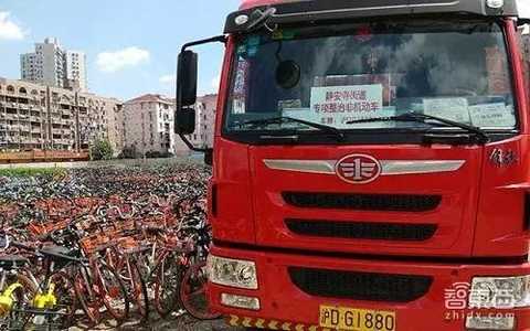 In Shanghai, municipal trucks carrying illegal bicycles are parked in the field.