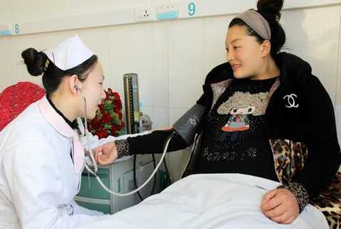 Profile photo: On February 3, 2012, at the Zaozhuang Maternal and Child Health Hospital, the nurse measured blood pressure for a pregnant woman who was about to give birth to â€œDragon Babyâ€.