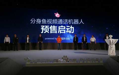 Li Chuangang (middle), the partner and sales marketing vice president of Xiaoyu, and the channel partner launched the pre-sale