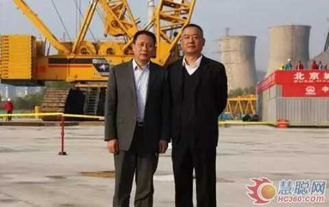 Zhang Hanxu (left), deputy general manager of Xugong Group's lifting machinery division, and Yu Limin, chairman of Shandong Gulf Hoisting Engineering Co., Ltd.