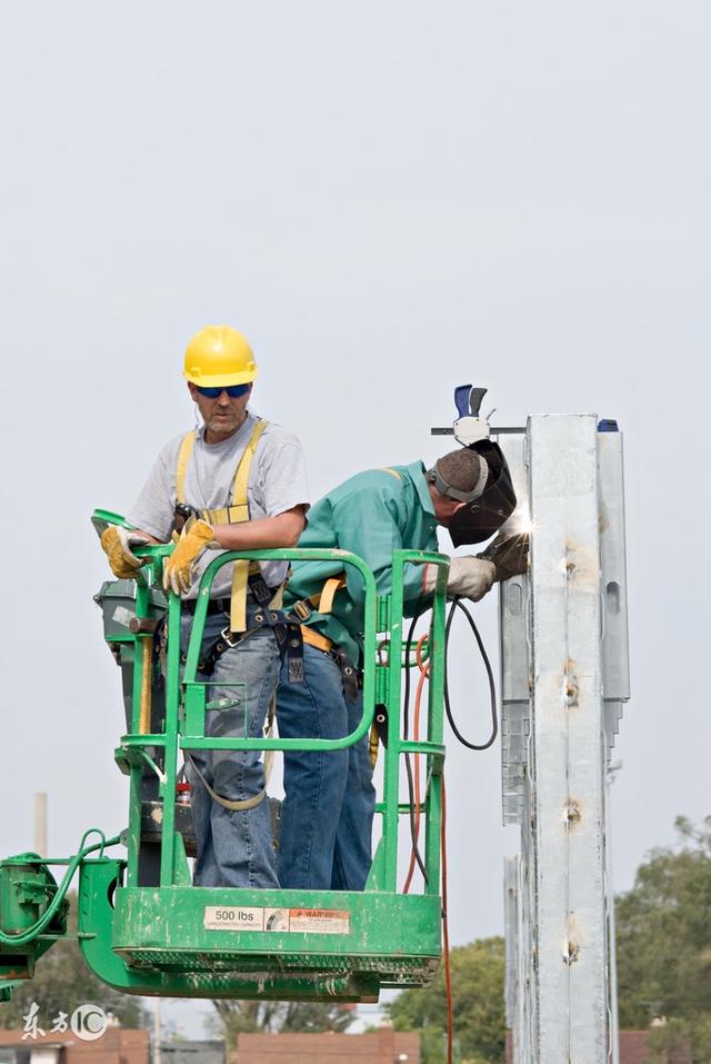 How to protect the welder when working at height?