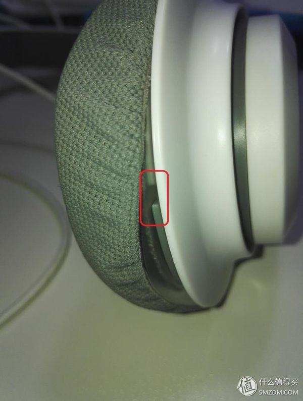 Removing the ear pads