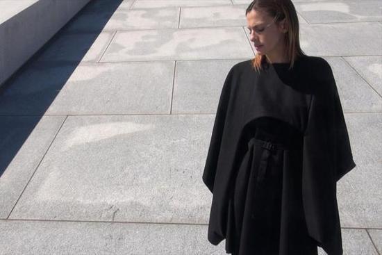 People with disabilities have high-tech clothing, or can restore part of their ability to live. 手臂残疾者有了高科技æœè£…,或能æ¢å¤éƒ¨åˆ†ç”Ÿæ´»èƒ½åŠ›
