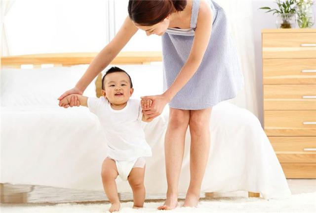 The baby doesn't like to wear shoes. Is it good to run barefoot? You will know after reading this.