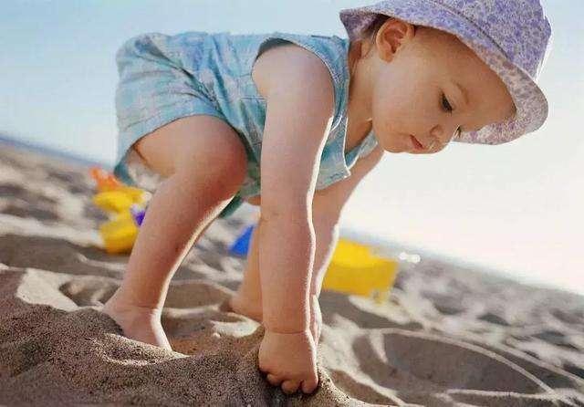 The baby doesn't like to wear shoes. Is it good to run barefoot? You will know after reading this.
