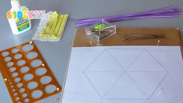 Teach you to make beautiful paper snowflakes