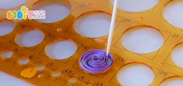 Teach you to make beautiful paper snowflakes