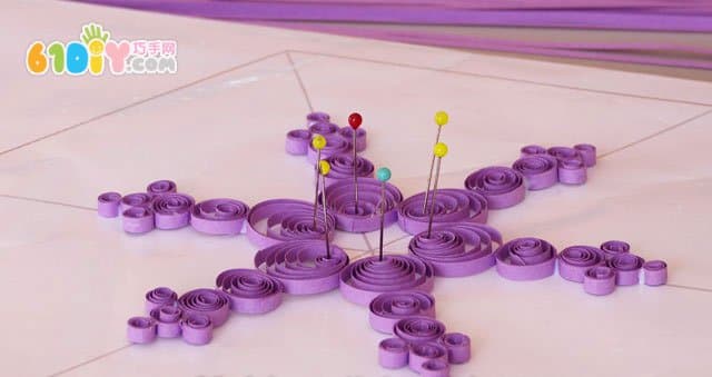 Teach you to make beautiful paper snowflakes
