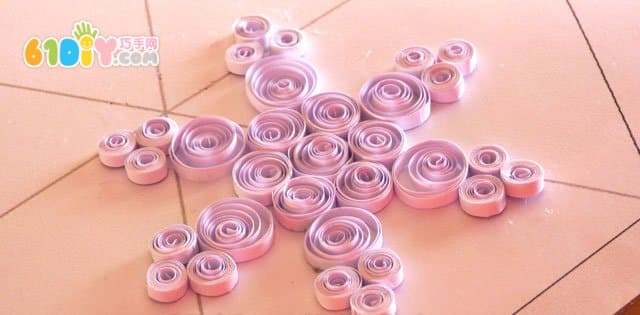 Teach you to make beautiful paper snowflakes