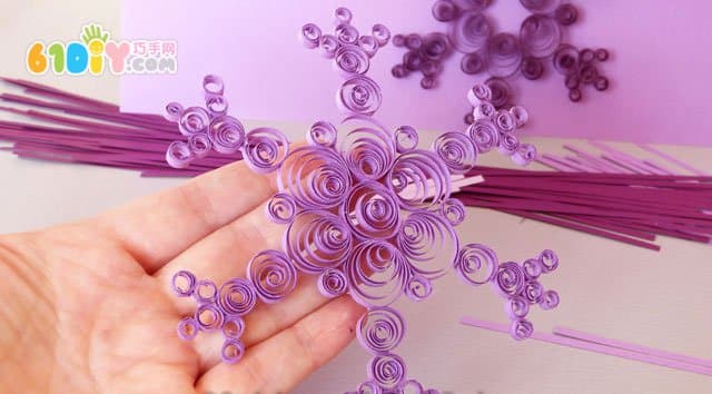 Teach you to make beautiful paper snowflakes