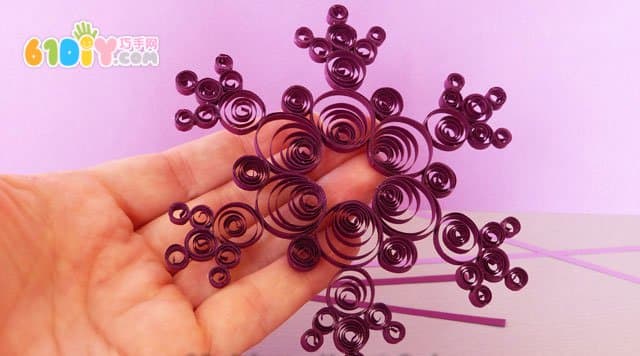 Teach you to make beautiful paper snowflakes