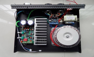 Technology madman builds 2.1 amplifier with VU level meter