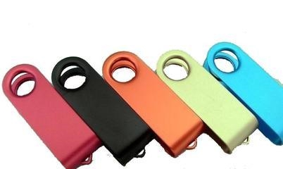 What is the relationship between the temperature of the anodizing solution and the quality of the oxide film?