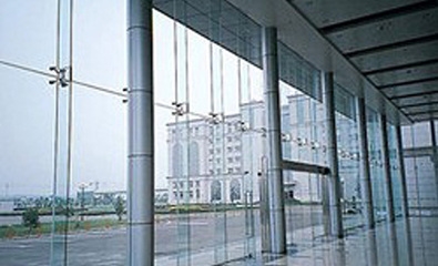 Architectural Design Knowledge: What Function Does the Glass Wall Have?