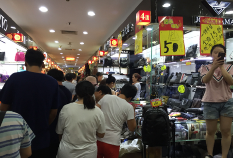 Due to the bad signal from the mall, a shopping guide stood at a high place to find a signal. Guan Yimeng
