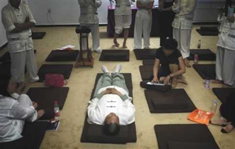 On May 28th, in a farmhouse in Fenghuangling, Haidian District, the teacher of the valley was lying down, teaching the students â€œthe ancient energy to drive the cold and venting the lawâ€, saying that not only can the universe energy be captured, but also the cold, the wet, and the sleep. A08-A09 version of photography / Beijing News reporter Dalu