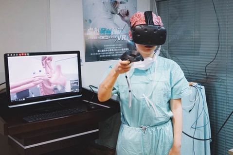 It is understood that the medical department first used VR technology to treat social phobia. In a social scenario designed for the patient, by observing the patient's response, the psychologist in the background can choose to increase or decrease the treatment level instantly.