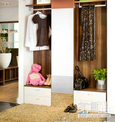 1.5~2 square meters small entrance solution: hangers and single cabinets.jpg