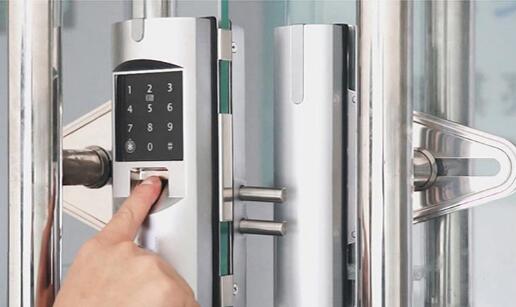 Smart door lock fingerprint unlocking