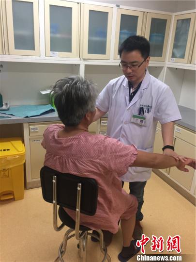 The rotator cuff injury is wrong, the shoulder scapular inflammation, the elderly "training Tai Chi" aggravating the condition into the operating room