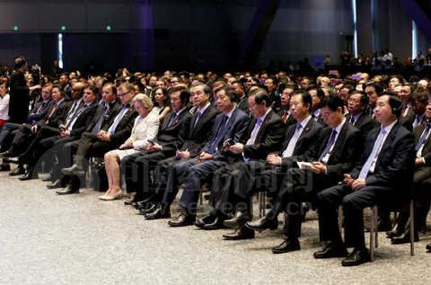 25-2 Representatives from all walks of life at home and abroad listened to Premier Li Keqiang's special speech at the opening ceremony of the forum.