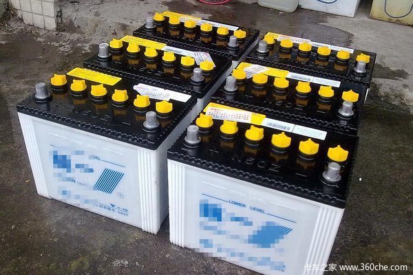 Which of the three advantages and disadvantages of a good lead-acid battery