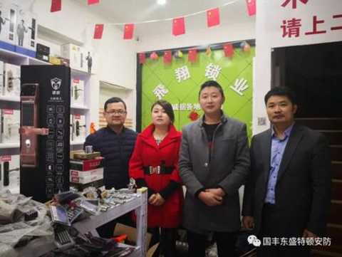 (Xi'an DW Theater District, Shaanxi Province, smart lock factory shop signed successfully, from left to right: Shaanxi Provincial Warehouse Distribution Center Xue Zong, DW Theater District Gao Zong, Wang Zong, Guo Feng Dong Sheng Li Zong)
