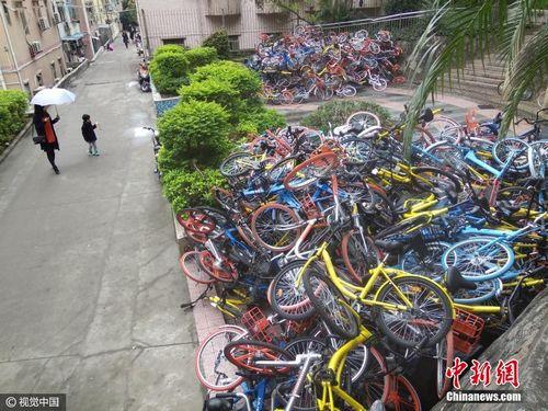 On January 16, 2017, Nanshan District, Shenzhen, Guangdong Province, Shenzhen Shekou Bay Xiashan Park entrance and exit, there was a large area of â€‹â€‹man-made destruction of shared bicycles. Image source: Visual China