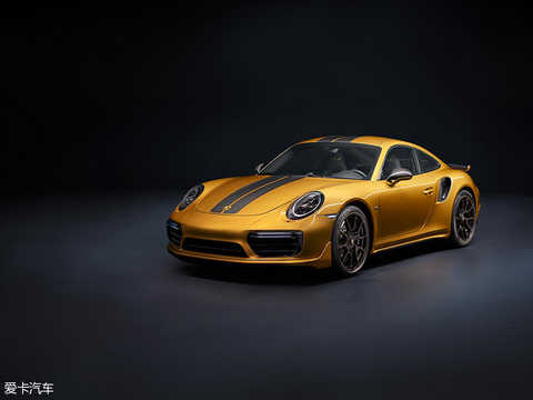 In terms of appearance, the new Porsche 911 Turbo S Exclusive Series has been upgraded in many details. The new car features a unique sheet metal metallic paint and a variety of carbon fiber components, including the hood, roof and side skirts. In particular, the two carbon fiber interlacing strips outline the unique contour of the roof and hood, and the movement is strong. In the rear, the new Turbo aerodynamics, the new rear apron, the carbon fiber air intake, and the black stainless steel four-out exhaust pipe make the entire rear end recognizable. The other two wings are also equipped with exquisite trims of â€œPorsche Exclusive Manufakturâ€. In addition to the sheet metal metallic paint, the new 911 Turbo S Exclusive Series offers a range of original body colors to choose from.