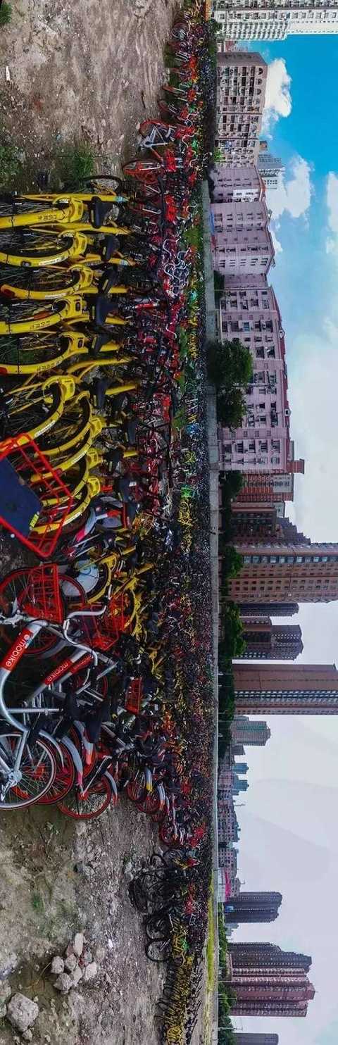 The car stuff visited the 13th block of Linshan Road in the east and saw that the larger shared bicycle "fleet" opposite the Beijing Lenovo Building was surrounded by weeds of 3,40 cm high - this was the result of the cleanup.