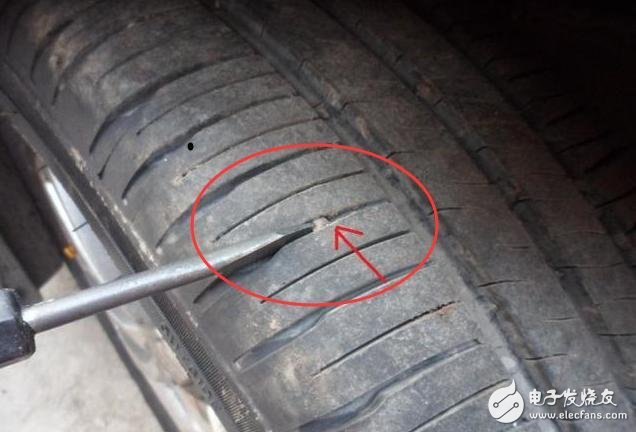 On car safety and maintenance: small stones in the cracks of tires, do you want to get rid of them?