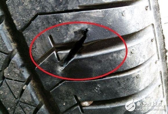 On car safety and maintenance: small stones in the cracks of tires, do you want to get rid of them?