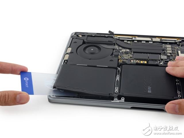 Apple's new Macbook Pro 13-inch disassembly: integration of innovative heights with the best sound quality in history